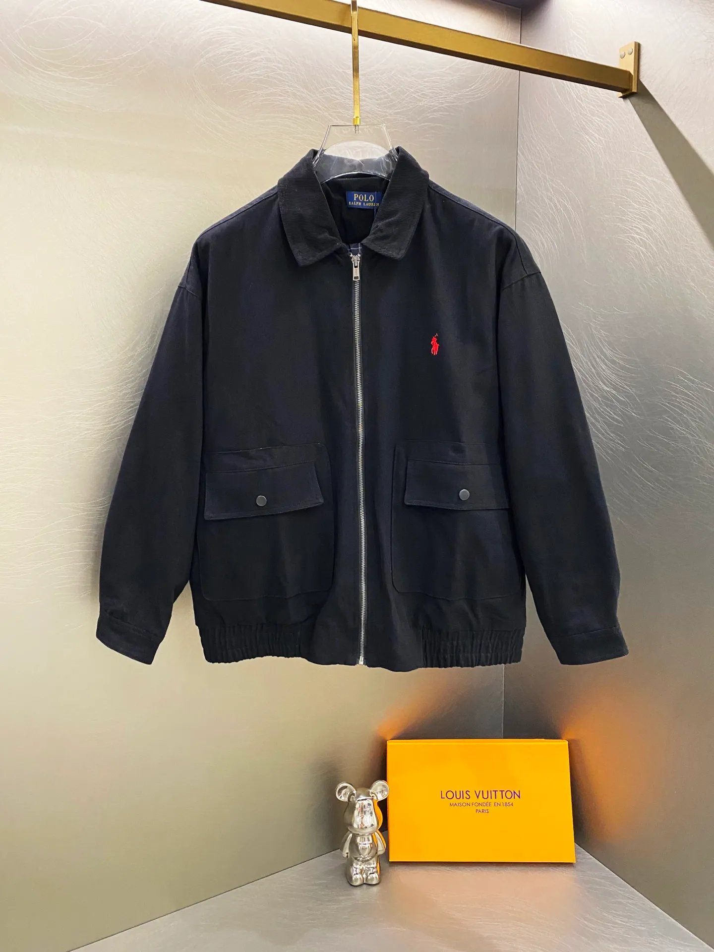 P410 RALPH LAUREN / Ralph Lauren 25 new spring work jacket. Purchase the original sample. The version is three-dimensional and stylish. It adopts multi-functional pocket design, British retro style, simple yet stylish. The pony embroidery on the chest is full and exquisite, retro but not outdated. The corduroy collar, cuffs and placket design, the upper body is full of work wear style!  Original molded custom zipper, original three-label, hangtag, and scannable QR code!  Color: Khaki, Black Size: S / M / L / XL Bust: 130 / 134 / 138 / 142 Length: 70 / 72 / 74 / 76 Shoulder Width: 59.2 / 60.4 / 61.6 / 62.8 Sleeve Length: 53 / 54 / 55 / 56